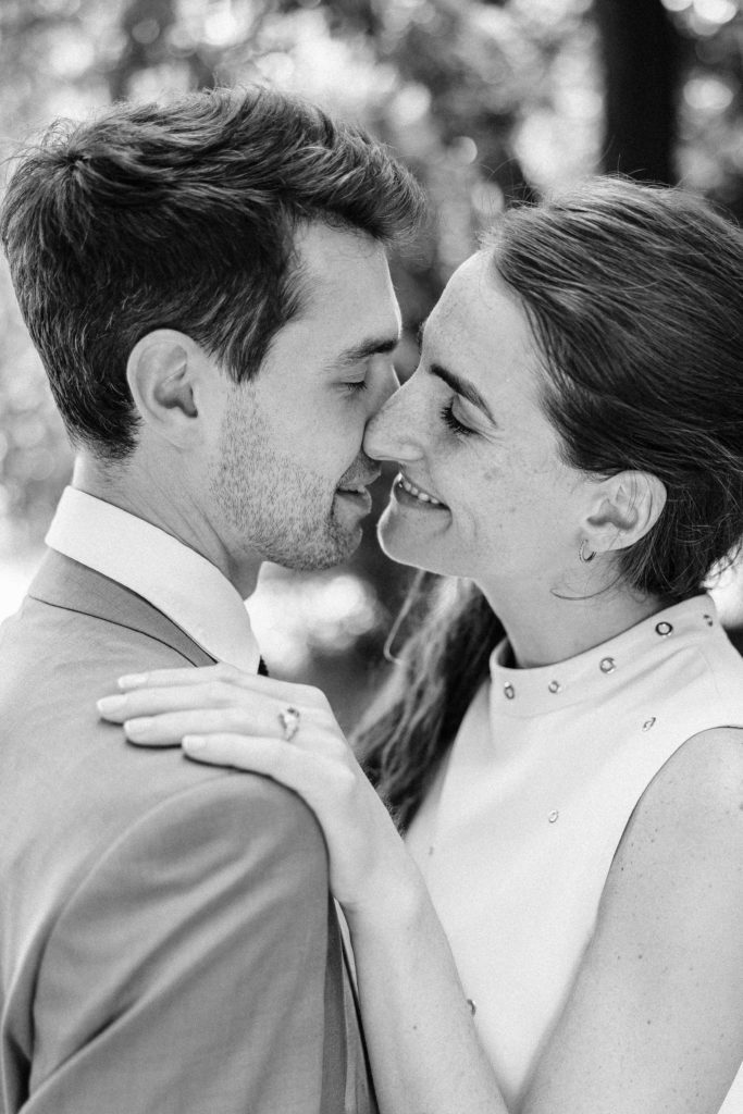 Portrait couple lumière filtrée Lac des Minimes mariage — Pierre Atelier photographe mariage IDF