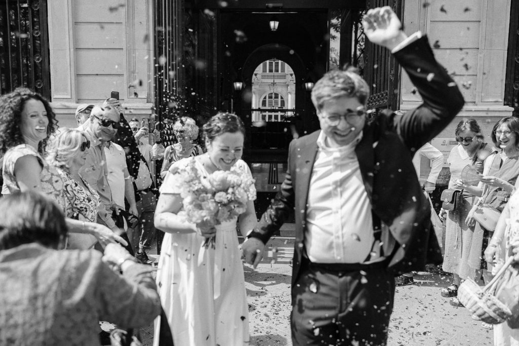 Sortie cérémonie mariés parvis mairie 11ème Paris place Léon Blum — Pierre Atelier