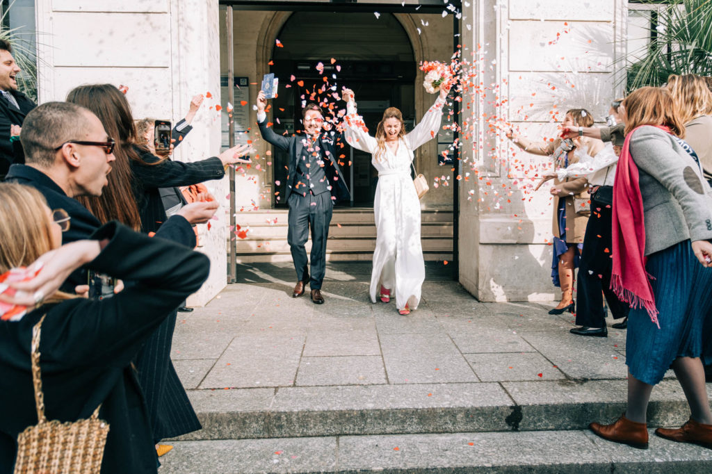 Séance couple rues calmes Paris 15ème mariage civil — Pierre Atelier photographe mariage