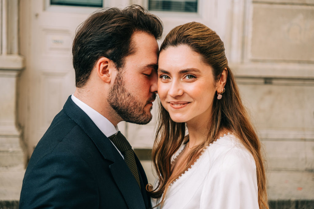 Photos de groupe parvis mairie du 15ème Paris mariage civil — Pierre Atelier photographe mariage