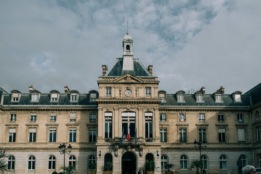 Mariés lumière filtrée Square Saint-Lambert mariage civil Paris — Pierre Atelier photographe