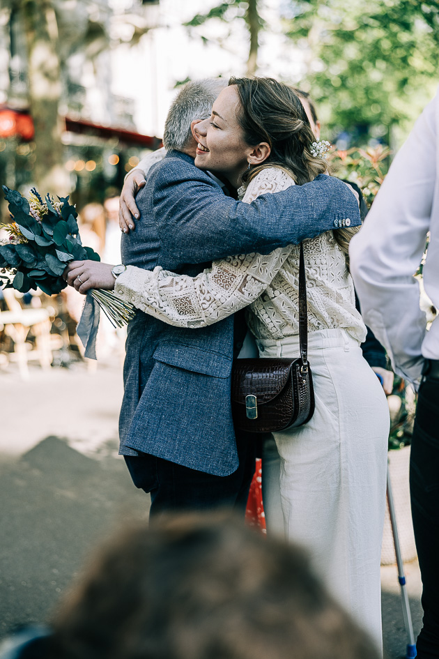 Mariés Square Saint-Lambert lumière printanière Paris — Pierre Atelier photographe mariage Paris