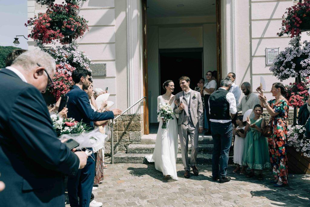 Photos de groupe parvis mairie Saint-Rémy-lès-Chevreuse — Pierre Atelier photographe mariage