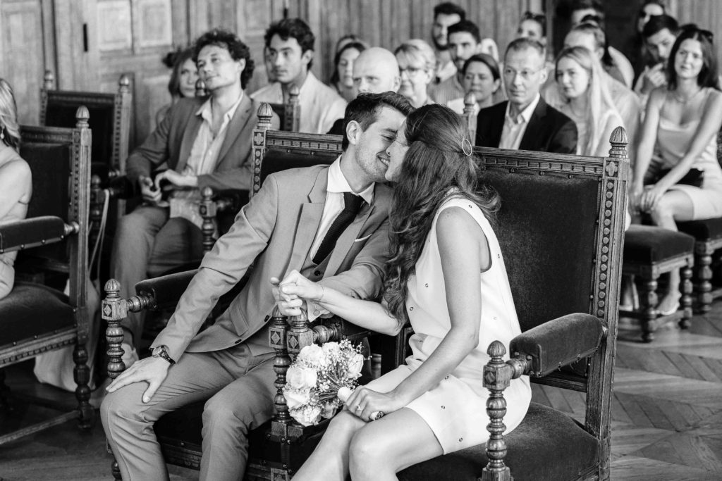 Sortie cérémonie mariés parvis mairie Vincennes — Pierre Atelier photographe mariage
