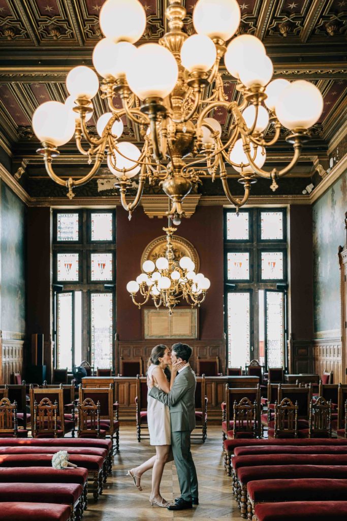 Embrassades parvis mairie Vincennes façade néo-Renaissance — Pierre Atelier photographe mariage