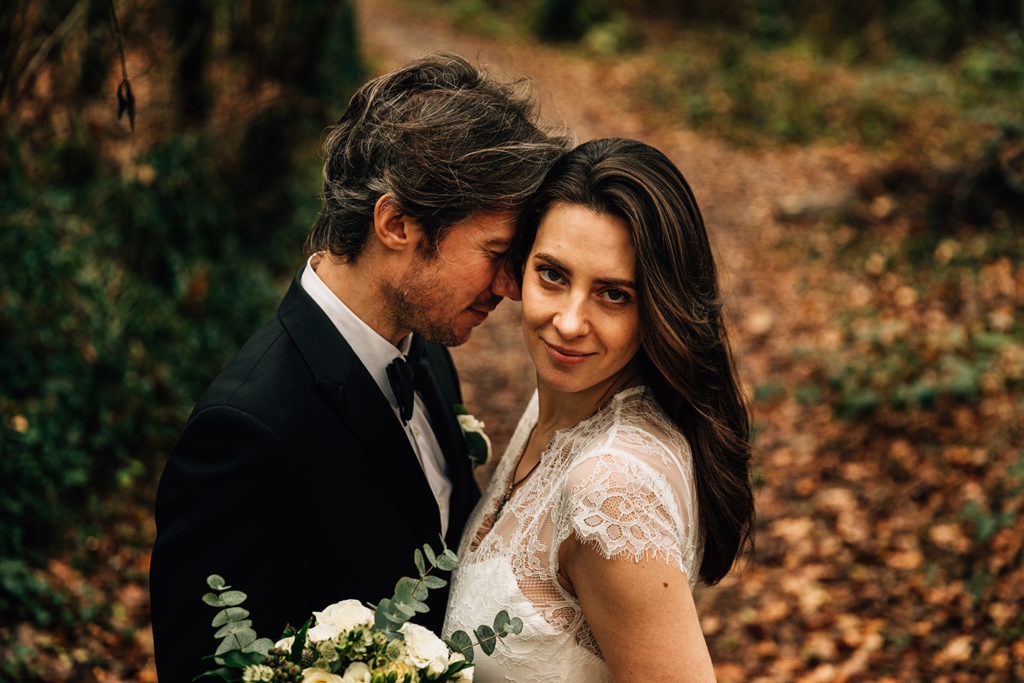 Mariés portrait automne Paris couleurs feuillages — Pierre Atelier photographe mariage