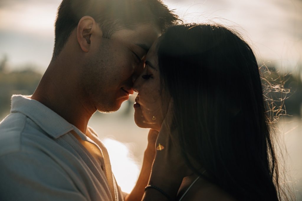 Couple golden hour mariage été Paris canicule — Pierre Atelier photographe