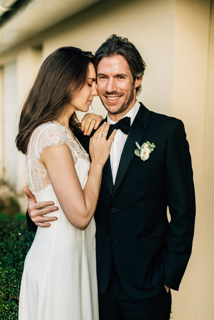 Mariés automne Paris feuilles rousses dorées — Pierre Atelier photographe mariage Paris