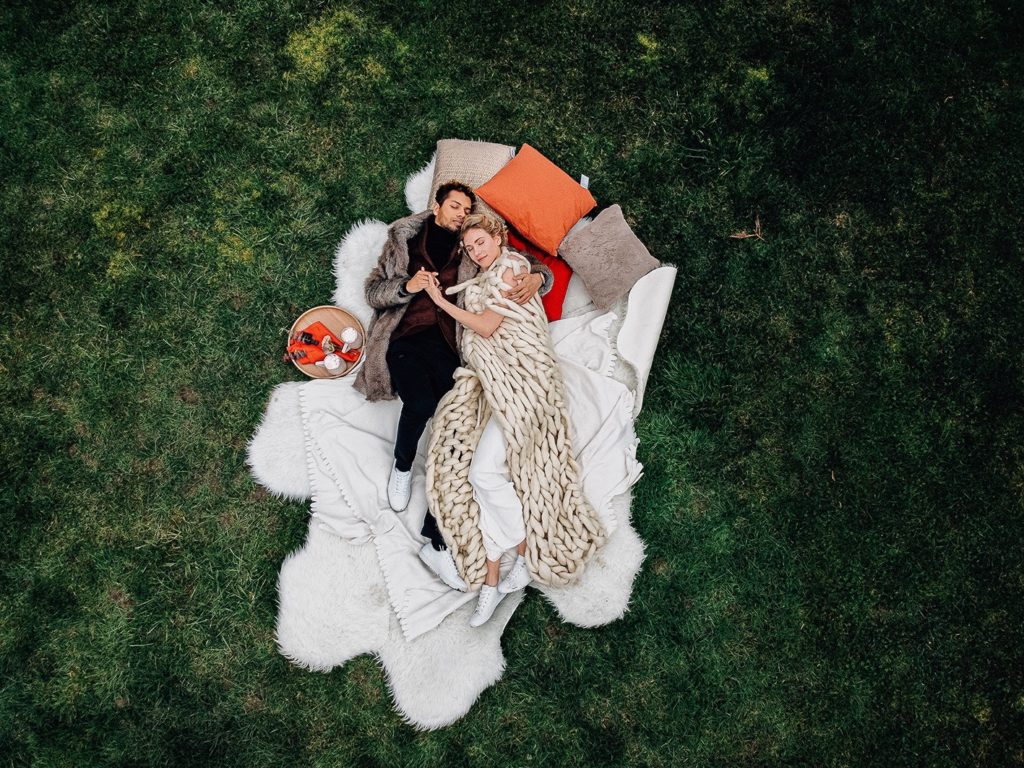 Couple enlacé mariage automne Paris allée arborée — Pierre Atelier photographe