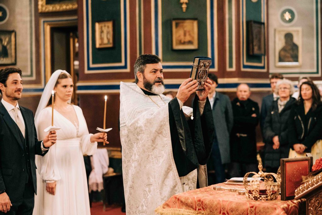 Sortie cérémonie orthodoxe parvis cathédrale Alexandre Nevsky — Pierre Atelier photographe mariage