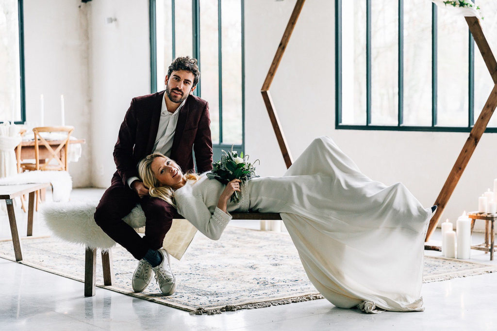 Couple souriant mariage vendredi Paris golden hour — Pierre Atelier photographe mariage