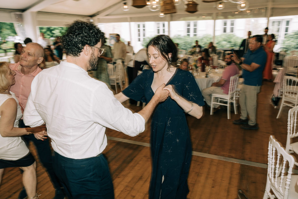 danses des invités Moulin de Fourcon Essonne — Pierre Atelier photographe mariage