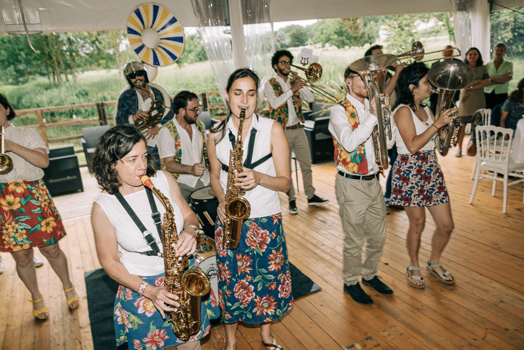 ambiance fanfare Moulin de Fourcon Essonne — Pierre Atelier photographe mariage