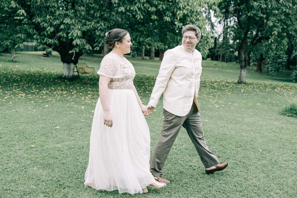 Portrait couple mariage bord rivière Orge Moulin de Fourcon — Pierre Atelier photographe