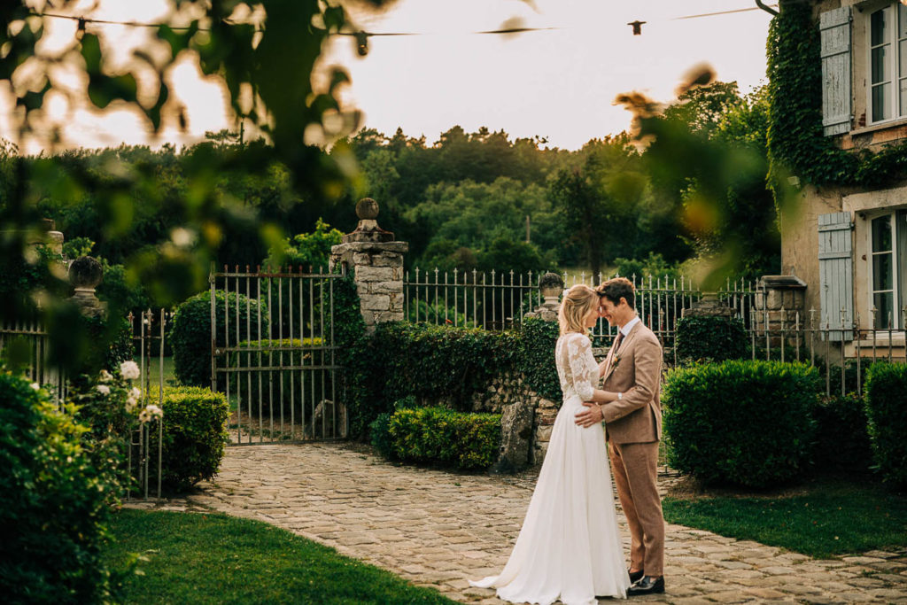 Golden hour portrait couple Moulin de Launoy — Pierre Atelier photographe mariage