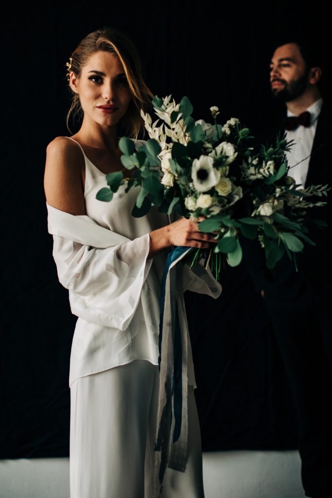 Moment intime couple mariage Paris lumière naturelle — Pierre Atelier photographe