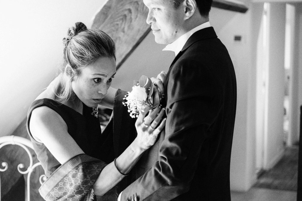Émotion cérémonie laïque Château de Champlâtreux lustres cristal — Pierre Atelier photographe mariage