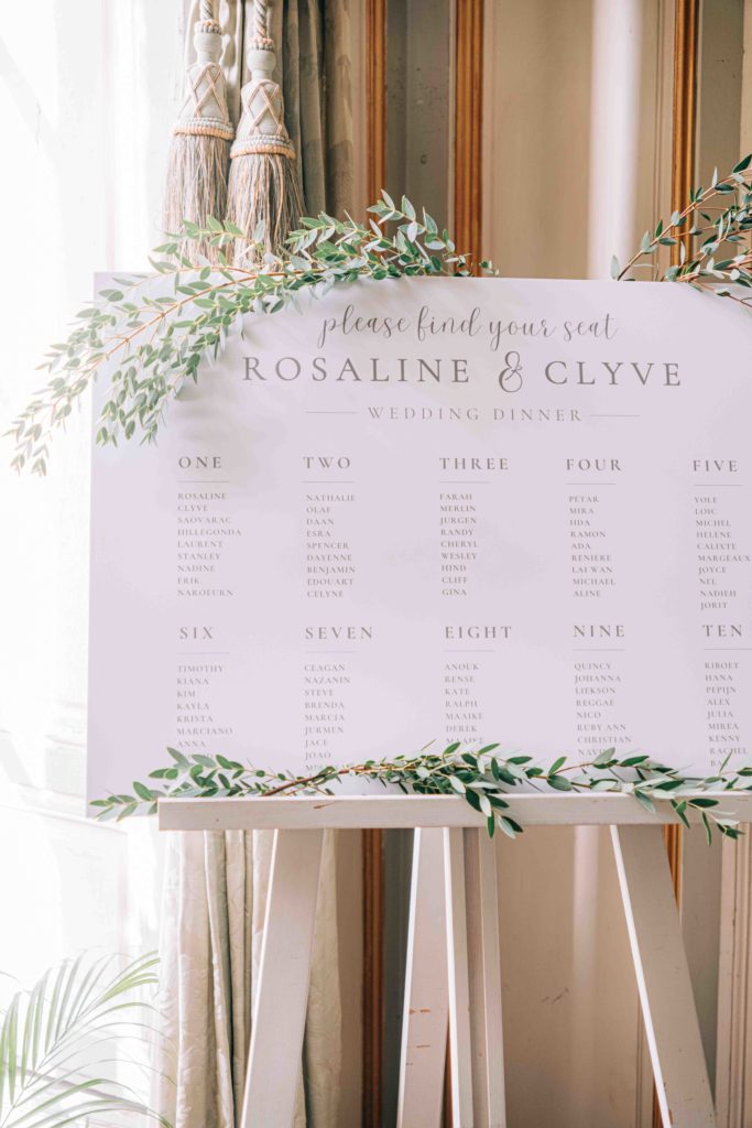 Premier baiser cérémonie Château Champlâtreux salons d'époque — Pierre Atelier photographe mariage Paris