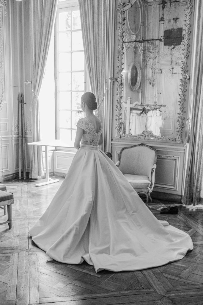 Invités cocktail terrasse Château de Champlâtreux — Pierre Atelier photographe mariage Paris
