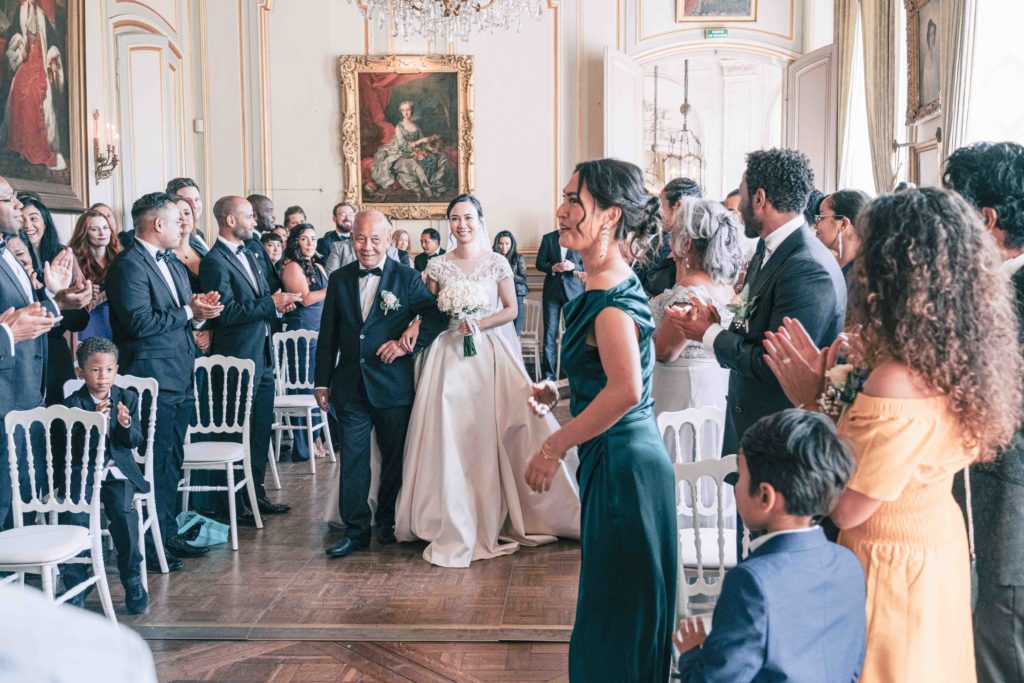 Portrait couple pont douves Château Champlâtreux — Pierre Atelier photographe mariage Paris
