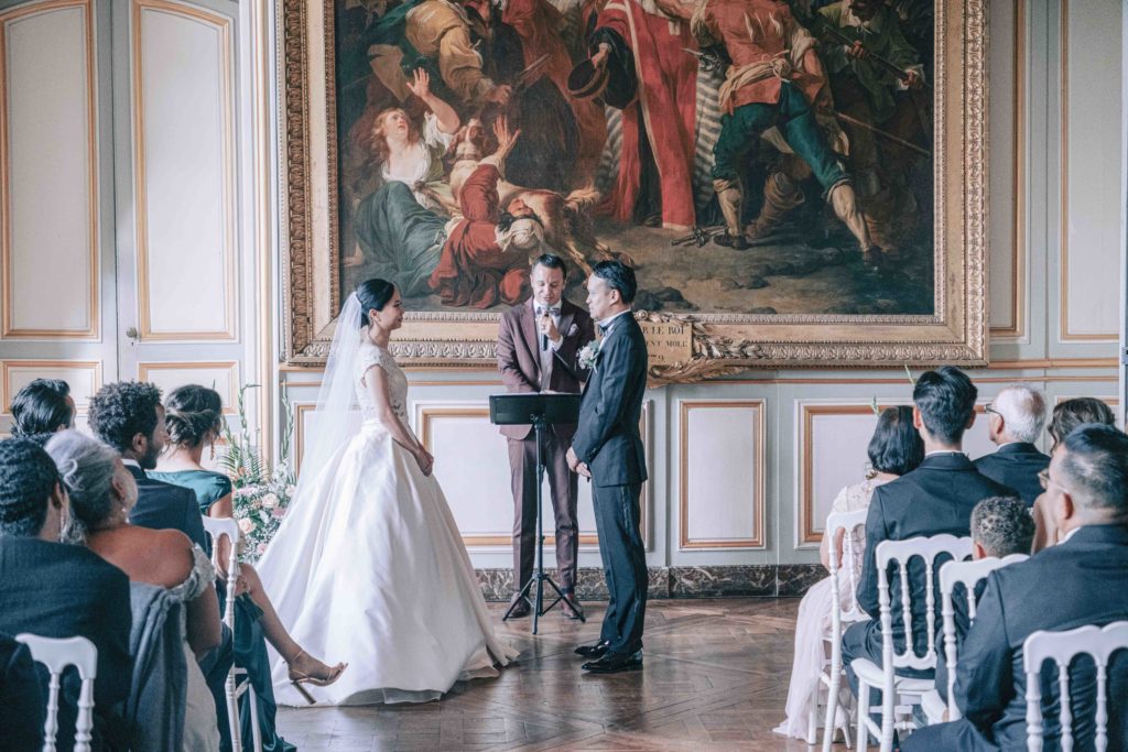 Portrait couple allée arbres centenaires Château Champlâtreux — Pierre Atelier photographe mariage