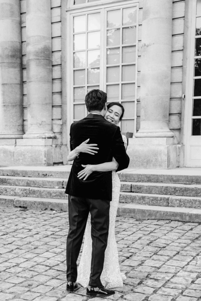 Golden hour portrait couple Château de Champlâtreux parc — Pierre Atelier photographe mariage