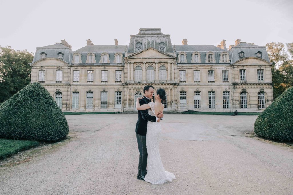 Lumière dorée mariés allée centenaire Château Champlâtreux — Pierre Atelier photographe