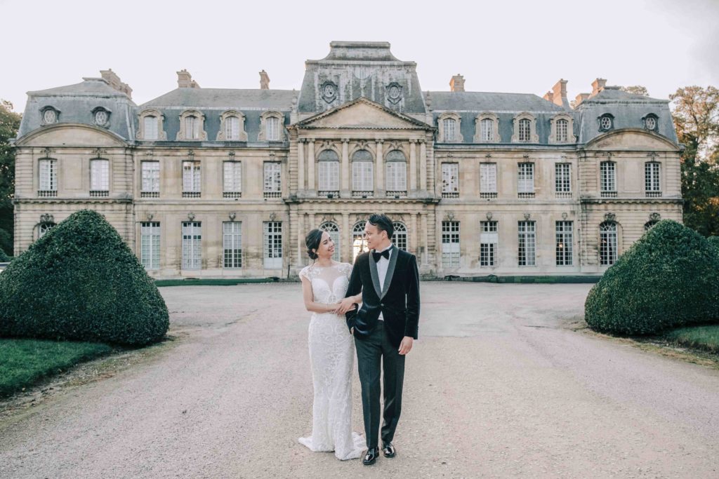 Portrait romantique golden hour Château Champlâtreux 95 — Pierre Atelier photographe mariage Paris