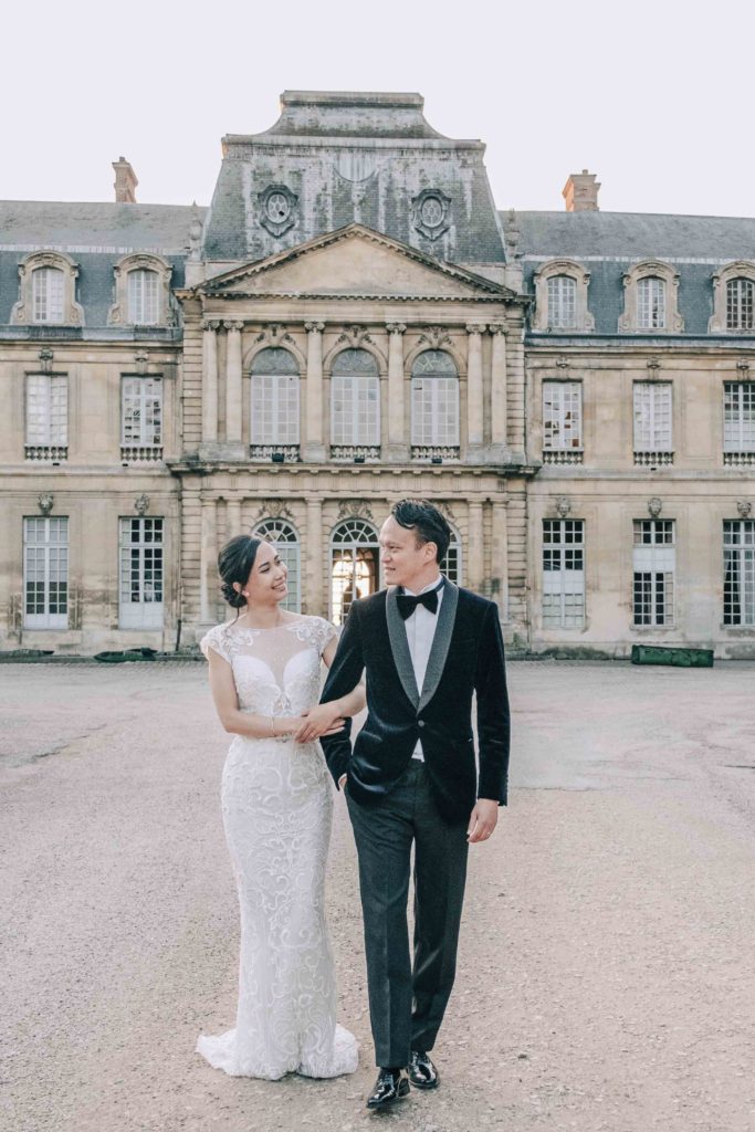 Couple mariage lumière rasante parc Château Champlâtreux — Pierre Atelier photographe