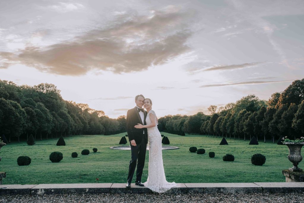 Lumière fin journée mariés Château Champlâtreux douves — Pierre Atelier photographe