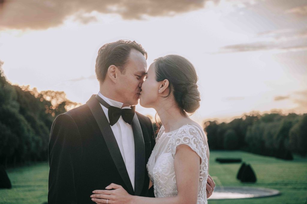 Portrait couple golden hour façade Château de Champlâtreux — Pierre Atelier photographe mariage Paris