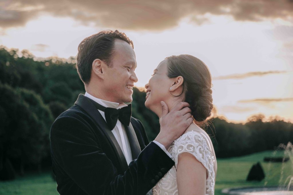 Séance couple lumière dorée parc 50 hectares Champlâtreux — Pierre Atelier photographe mariage