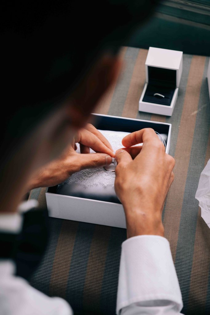 Derniers instants préparatifs Château Champlâtreux — Pierre Atelier photographe mariage