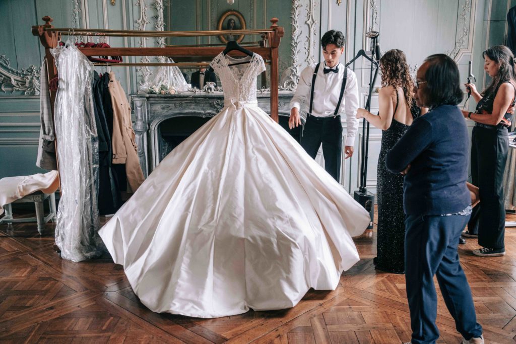 Détail robe mariée Château Champlâtreux Monument Historique 95 — Pierre Atelier photographe