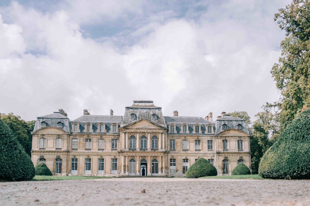 Coiffure mariée Château Champlâtreux salons d'époque — Pierre Atelier photographe mariage