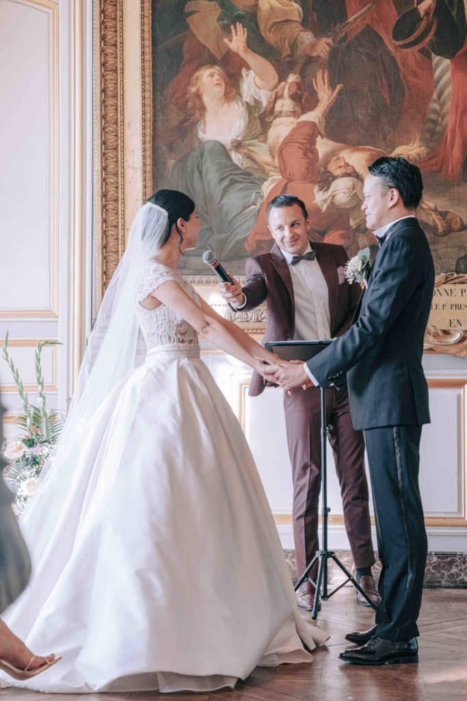 Portrait mariés façade XVIIIème Château Champlâtreux — Pierre Atelier photographe
