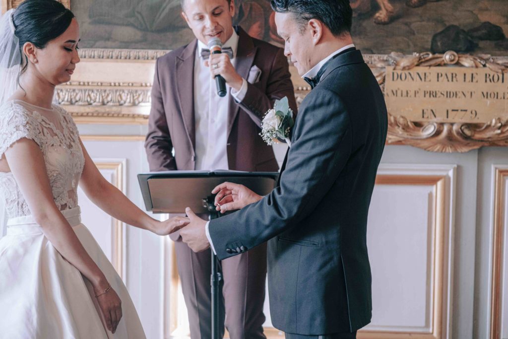 Portrait couple cour d'honneur Château Champlâtreux 95 — Pierre Atelier photographe