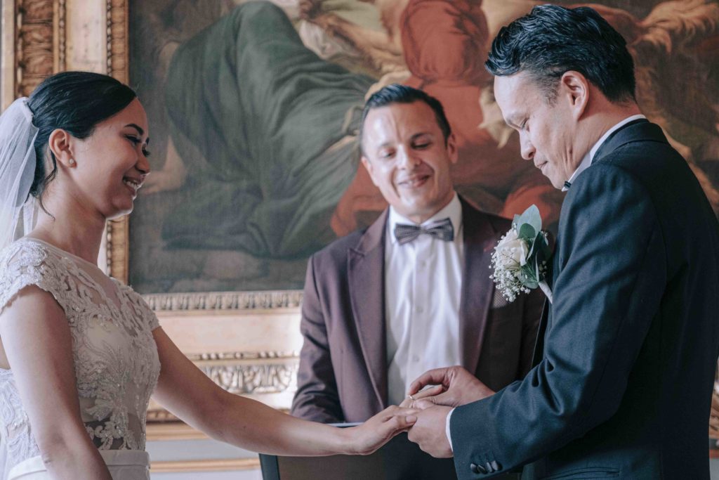 Portrait intime couple Château Champlâtreux Monument Historique — Pierre Atelier photographe mariage