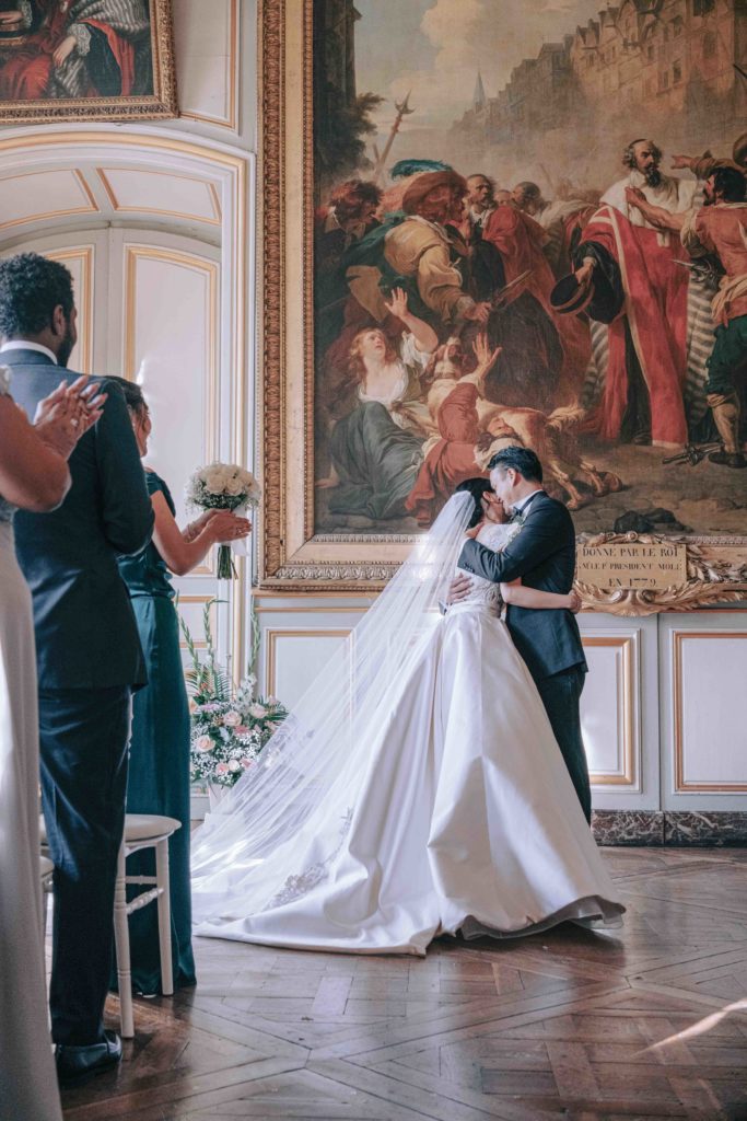 Couple mariage fontaine parc Château de Champlâtreux — Pierre Atelier photographe mariage
