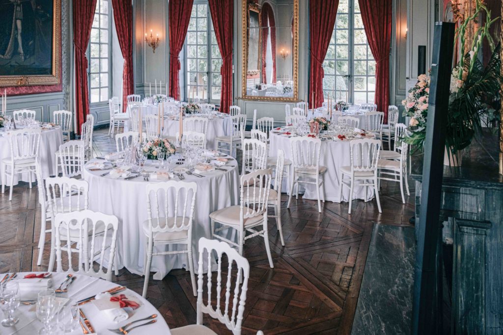 Table mariage lustres cristal Château Champlâtreux 95 — Pierre Atelier photographe mariage