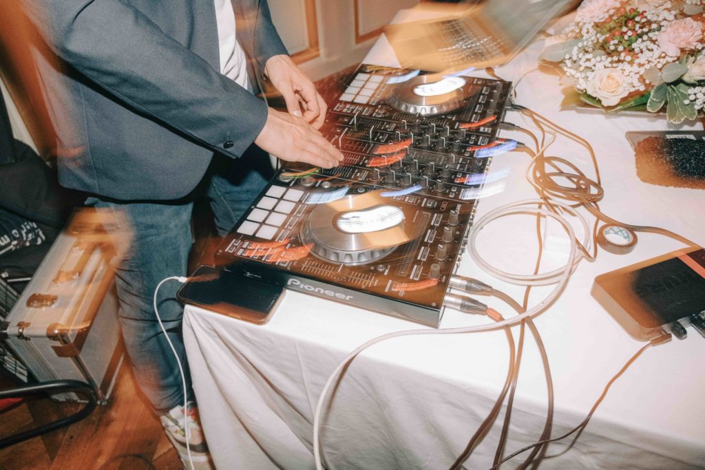 Invités danse mariage Château Champlâtreux salons époque — Pierre Atelier photographe mariage