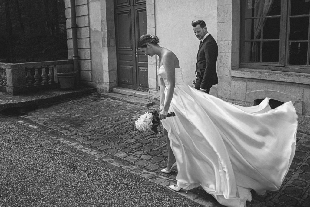 Sortie cérémonie mariés Château Ermenonville cour d'honneur — Pierre Atelier photographe mariage