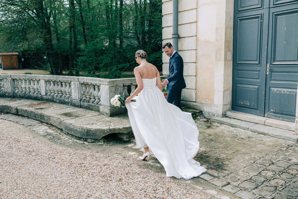 Embrassades sortie Château d'Ermenonville mariage intime — Pierre Atelier photographe mariage Paris