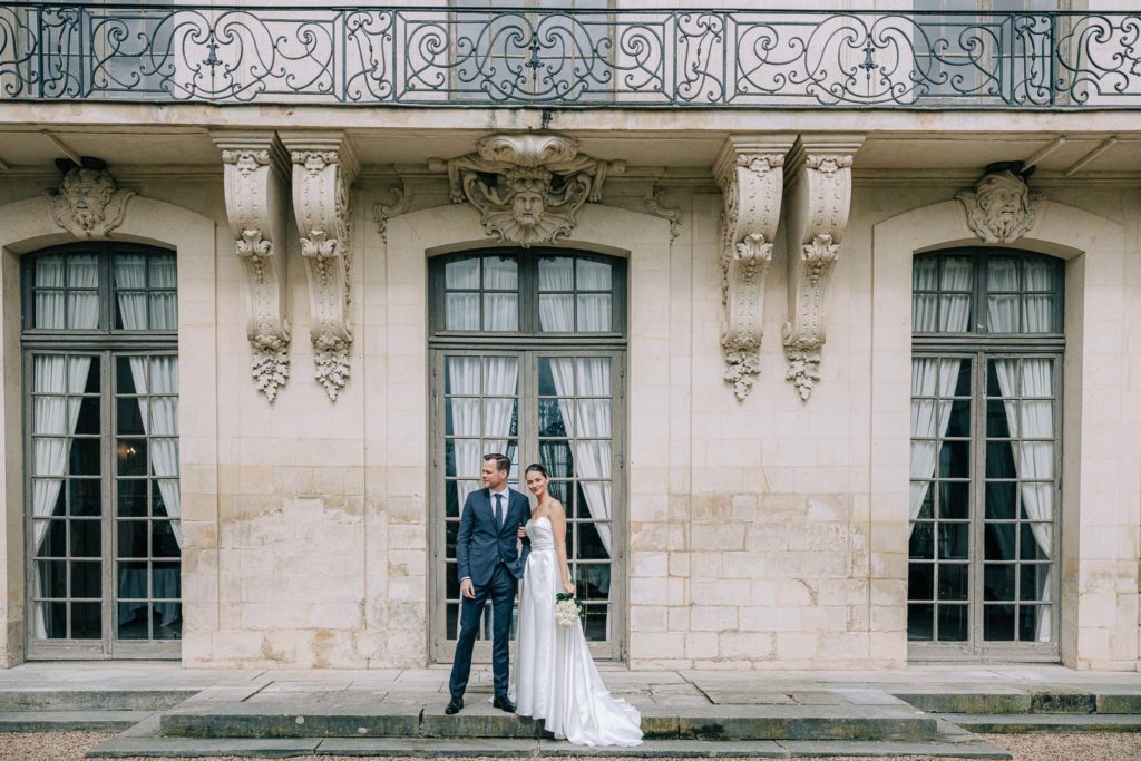 Citroën vintage mariage Château d'Ermenonville cour d'honneur — Pierre Atelier photographe mariage