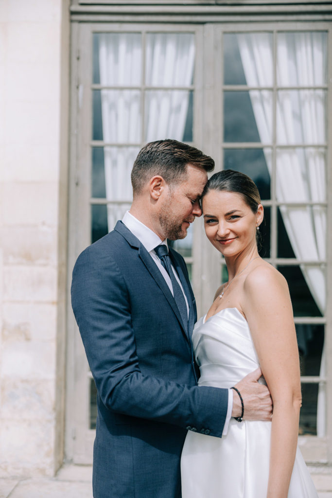 Mariés voiture ancienne Citroën Château d'Ermenonville — Pierre Atelier photographe mariage Paris