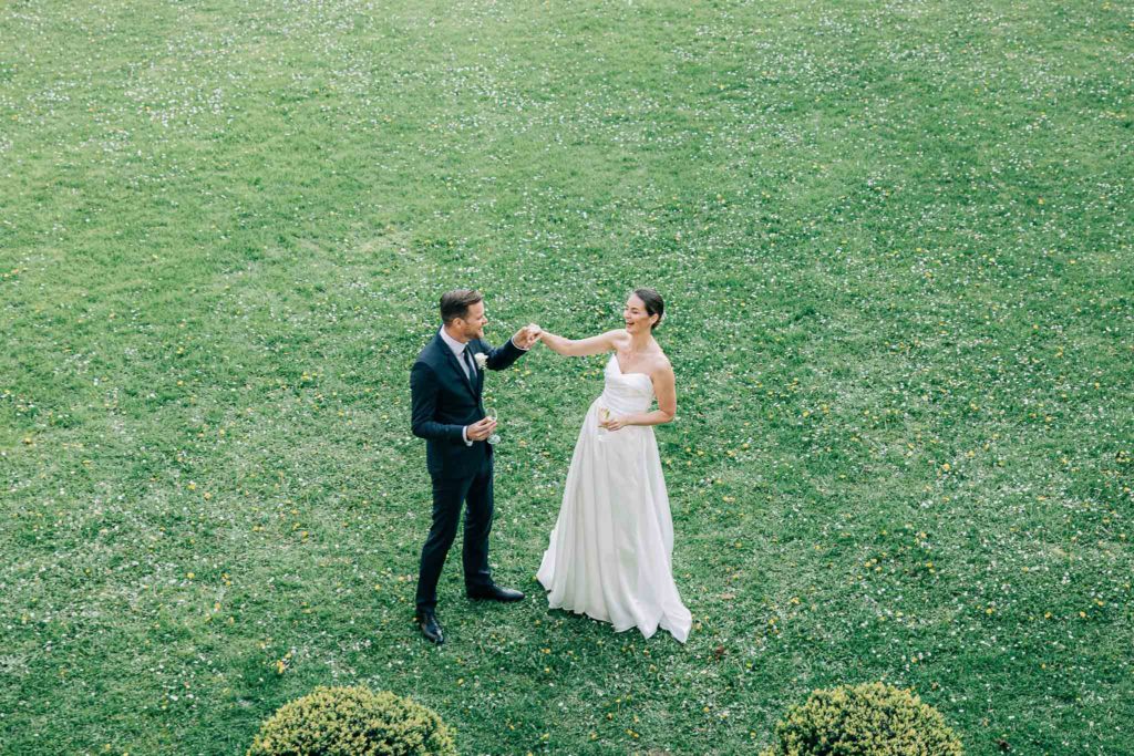Golden hour portrait couple Château d'Ermenonville douves — Pierre Atelier photographe mariage