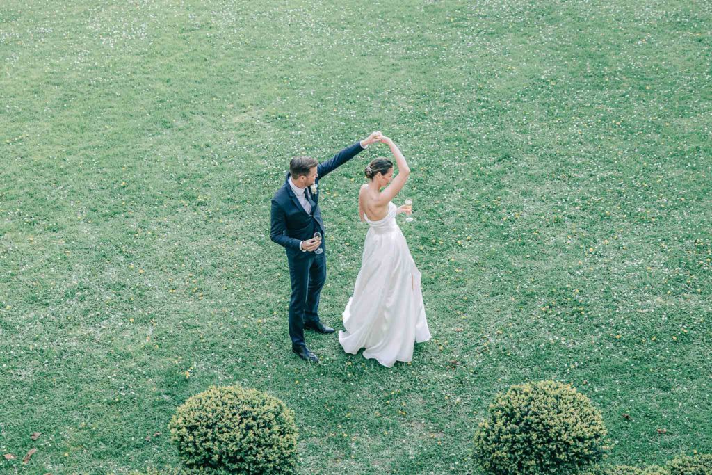 Lumière dorée mariés parc Château Ermenonville Oise — Pierre Atelier photographe