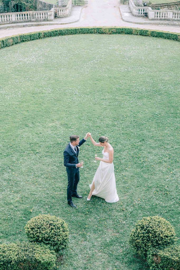 Séance couple golden hour Château d'Ermenonville — Pierre Atelier photographe mariage Paris