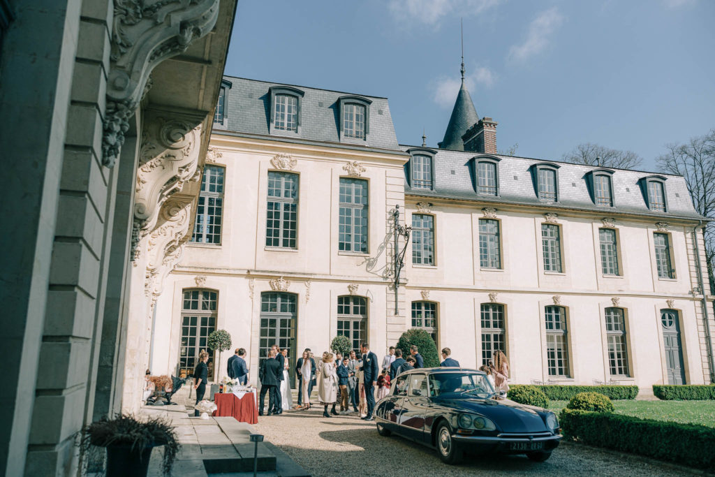 Portrait couple allée parc Château Ermenonville — Pierre Atelier photographe mariage