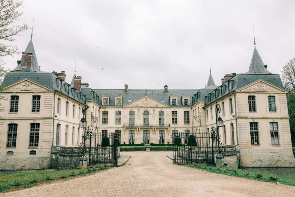Préparatifs mariée Château d'Ermenonville Oise mariage intime — Pierre Atelier photographe mariage